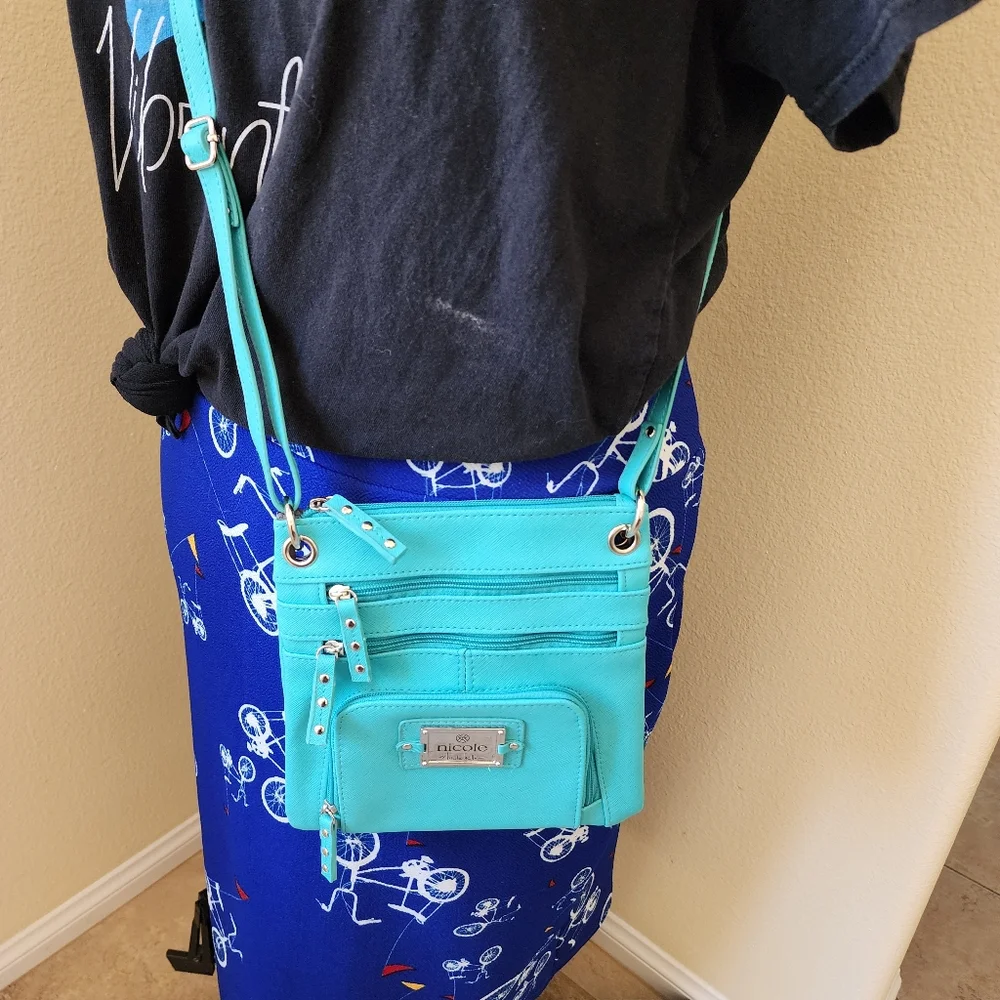 Gorgeous NWOT Nicole Miller Aqua Crossbody Bag Adjustable Strap Lots of Pockets - Picture 9 of 9